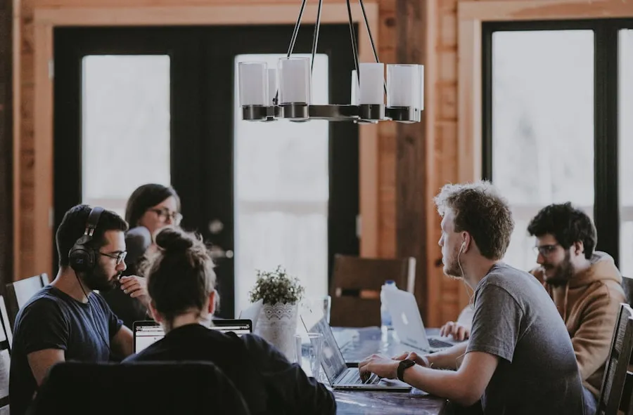 Une équipe réunie autour d'une table pour travailler ensemble